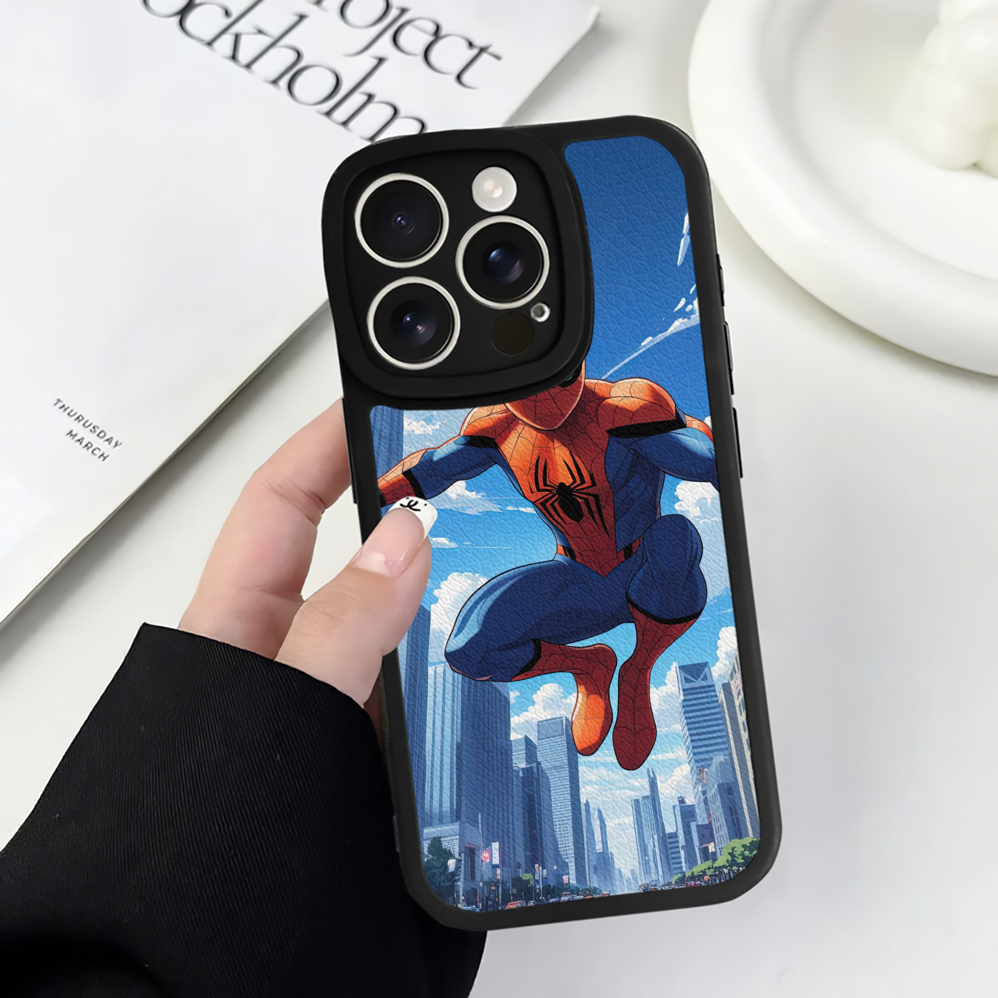 Spider Man スパイダーマン 【iPhone 16シリーズ対応】シリコンスマホケース（レザー調） 材質：シリコン